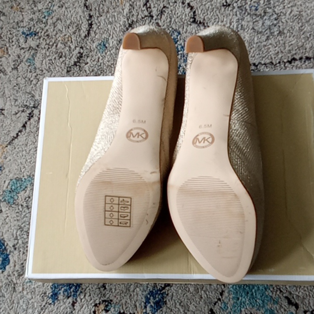 Michael Kors women's pumps-lightly used - Picture 4 of 4